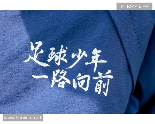 小男孩追梦足球场努力学习成为下一个足球明星的成长故事