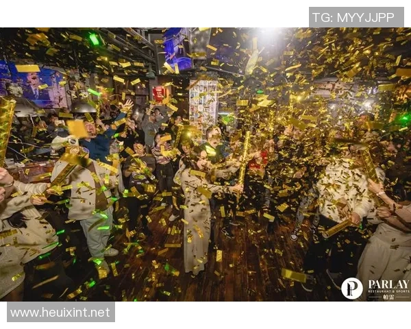 足球明星在球场上激情跳舞DJ热力四射点燃全场氛围